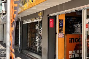 Ferretería Materiales Construcción Quincalleria Grifería Herramientas R & V en Santiago